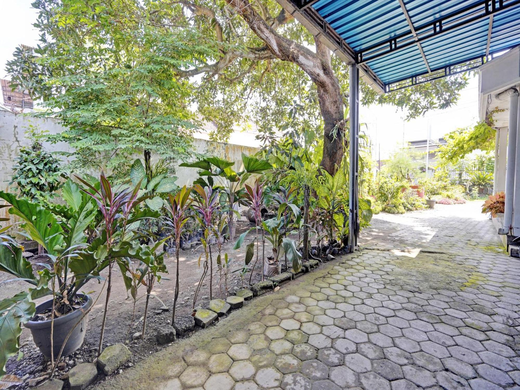 Oyo Life 92937 Kost Putri Sarkara Syariah Hotel Banyuwangi  Exterior photo