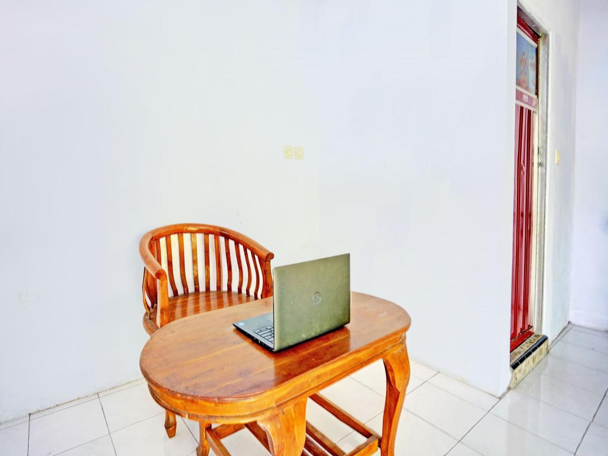 Oyo Life 92937 Kost Putri Sarkara Syariah Hotel Banyuwangi  Exterior photo