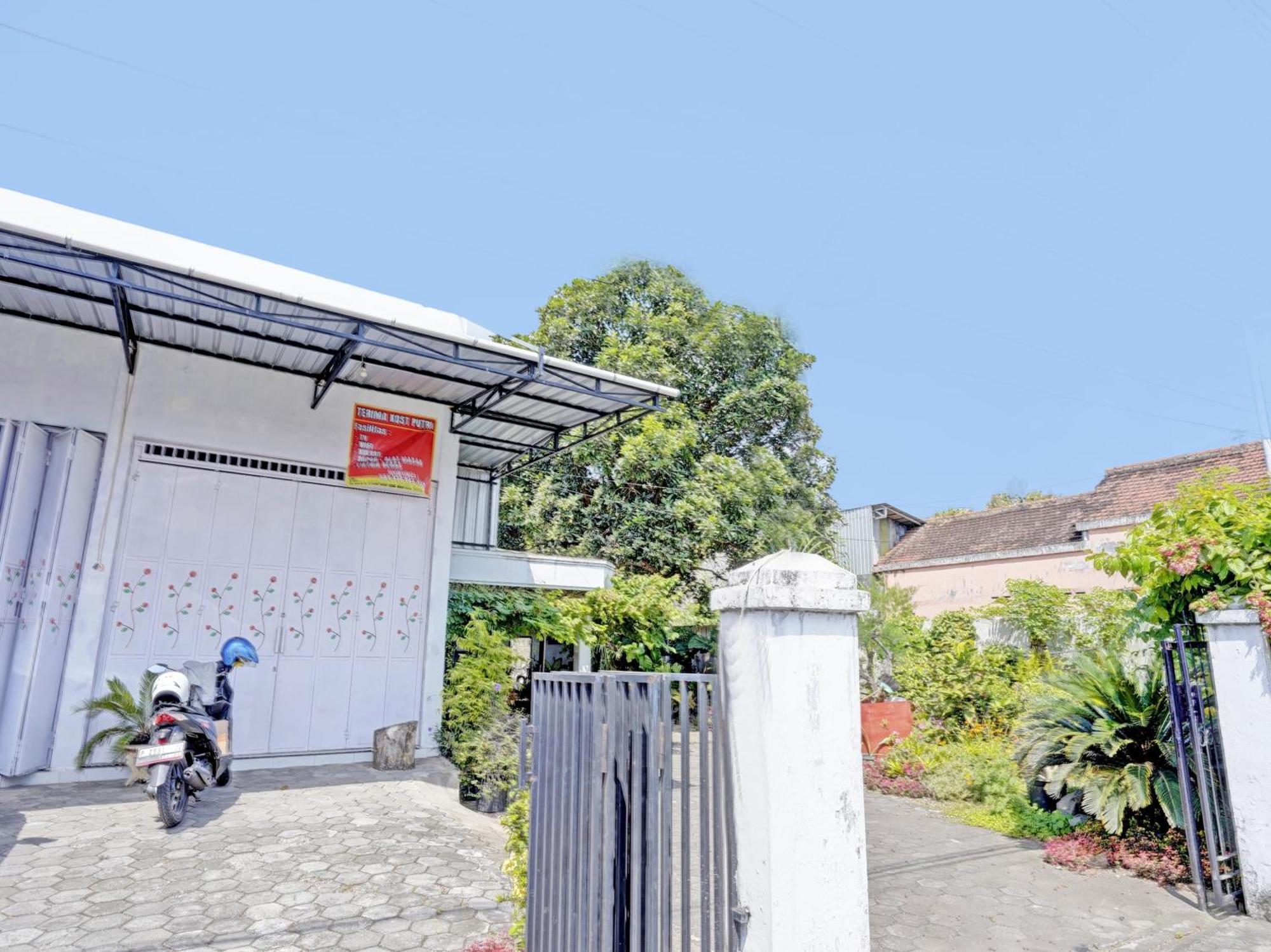 Oyo Life 92937 Kost Putri Sarkara Syariah Hotel Banyuwangi  Exterior photo