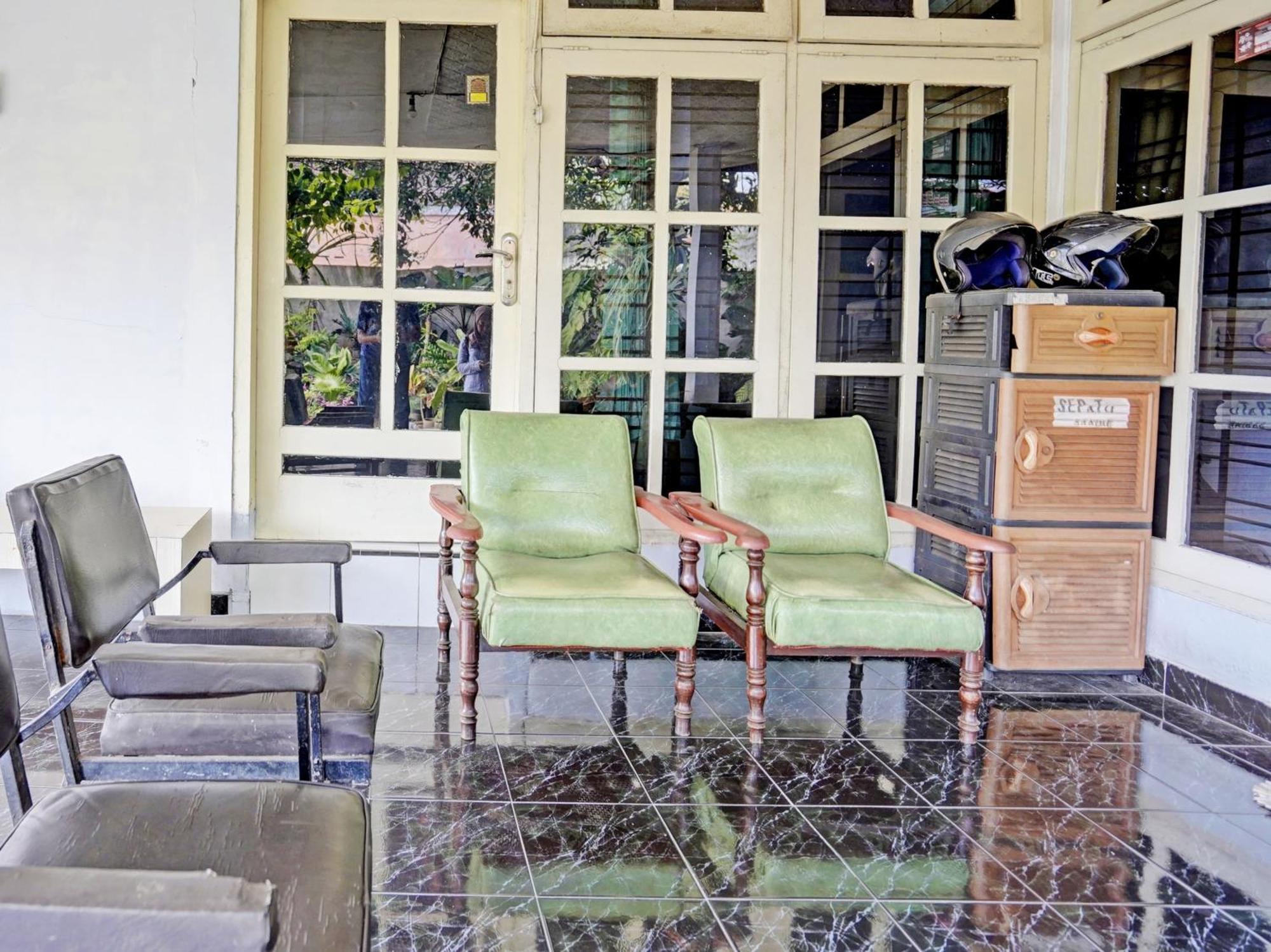 Oyo Life 92937 Kost Putri Sarkara Syariah Hotel Banyuwangi  Exterior photo