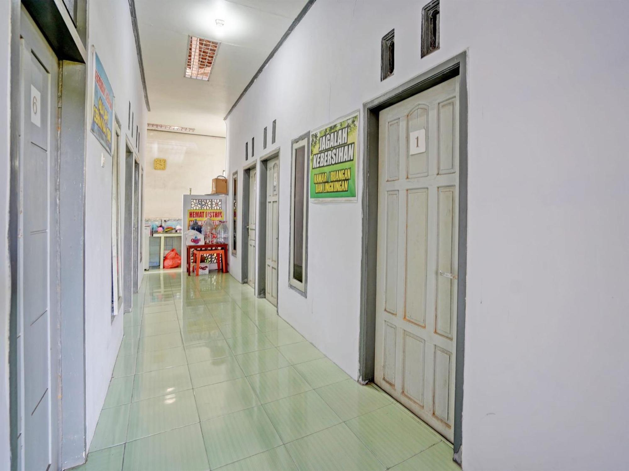 Oyo Life 92937 Kost Putri Sarkara Syariah Hotel Banyuwangi  Exterior photo