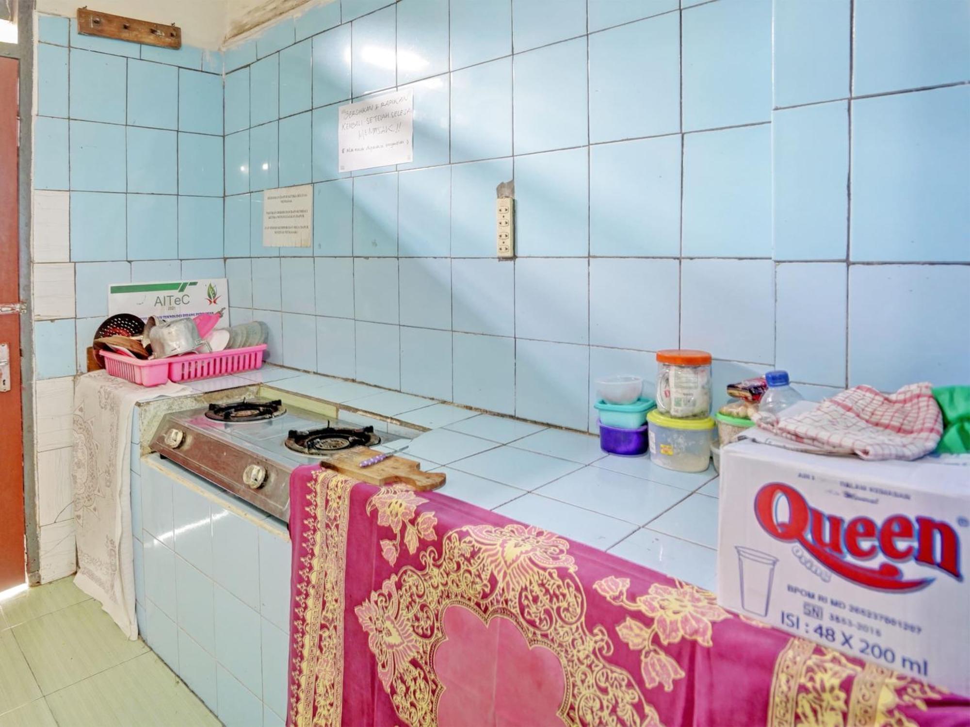 Oyo Life 92937 Kost Putri Sarkara Syariah Hotel Banyuwangi  Exterior photo