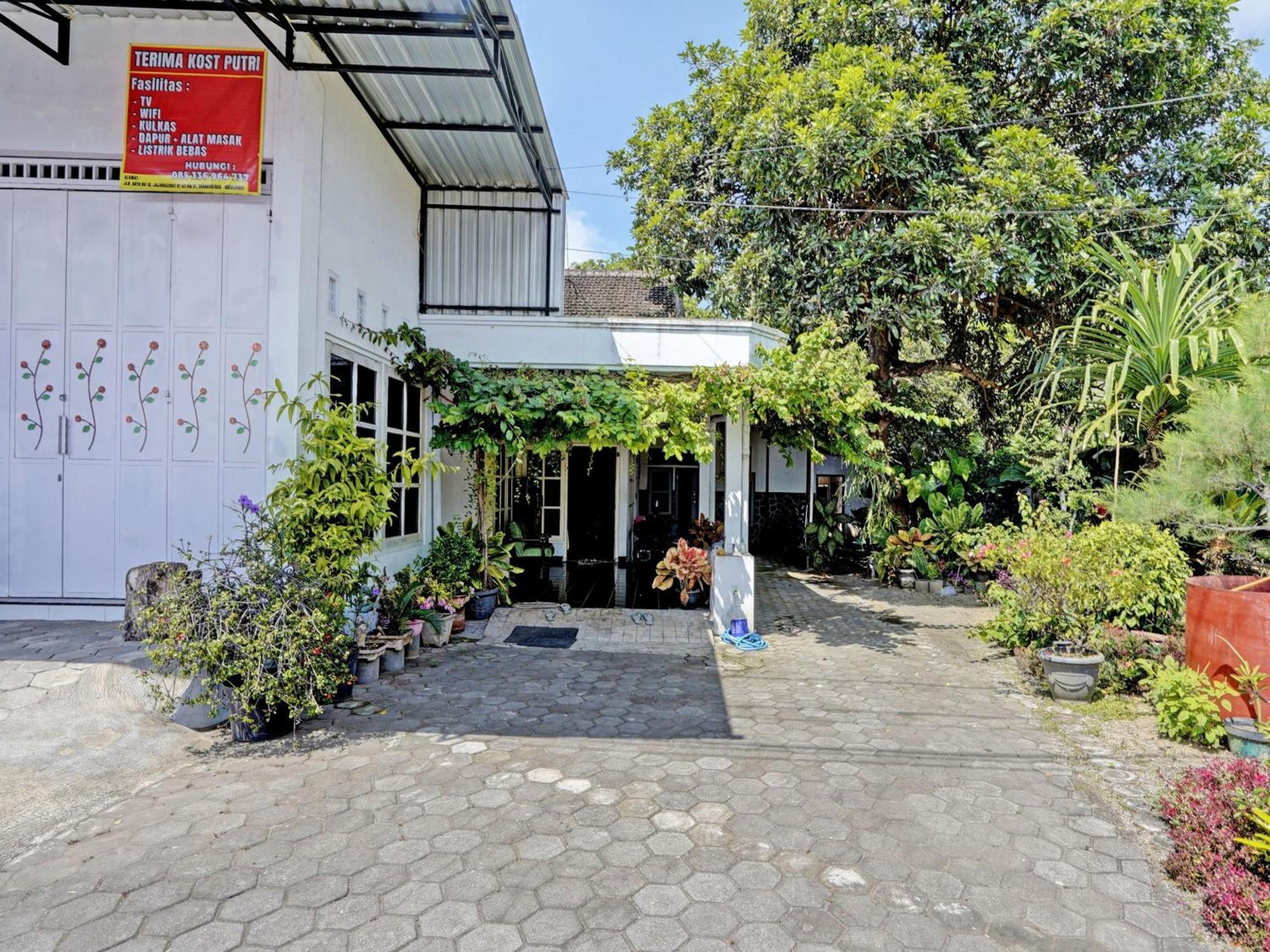 Oyo Life 92937 Kost Putri Sarkara Syariah Hotel Banyuwangi  Exterior photo