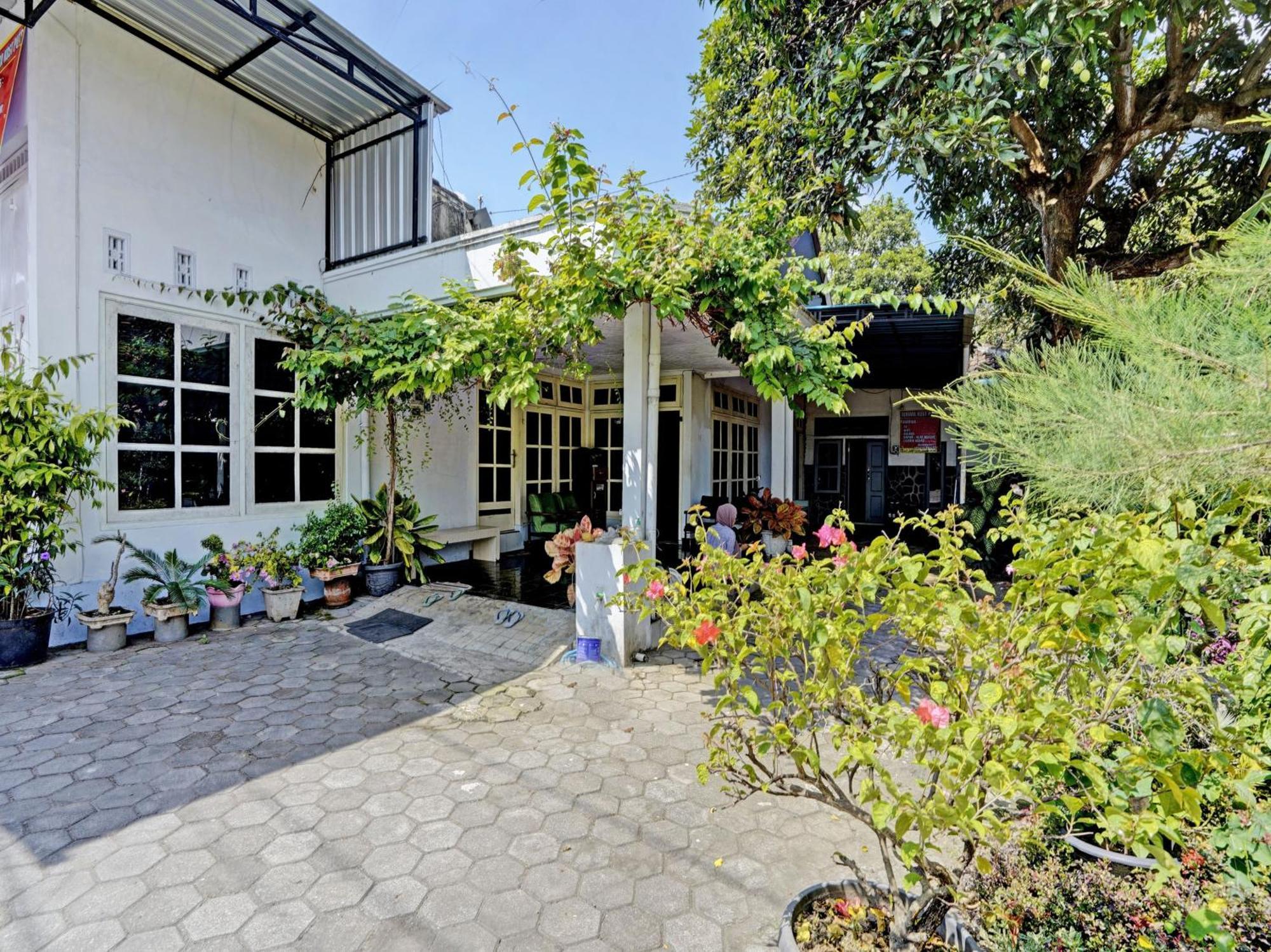 Oyo Life 92937 Kost Putri Sarkara Syariah Hotel Banyuwangi  Exterior photo