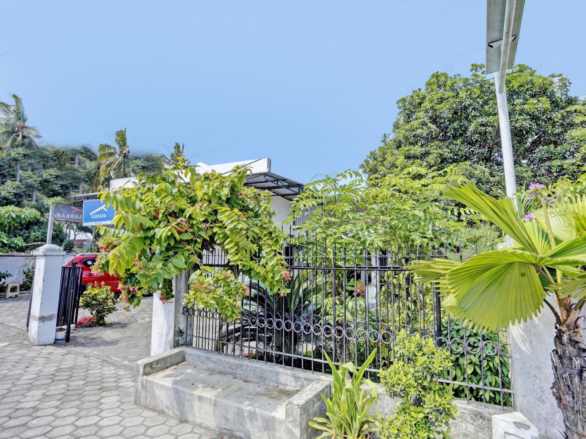 Oyo Life 92937 Kost Putri Sarkara Syariah Hotel Banyuwangi  Exterior photo