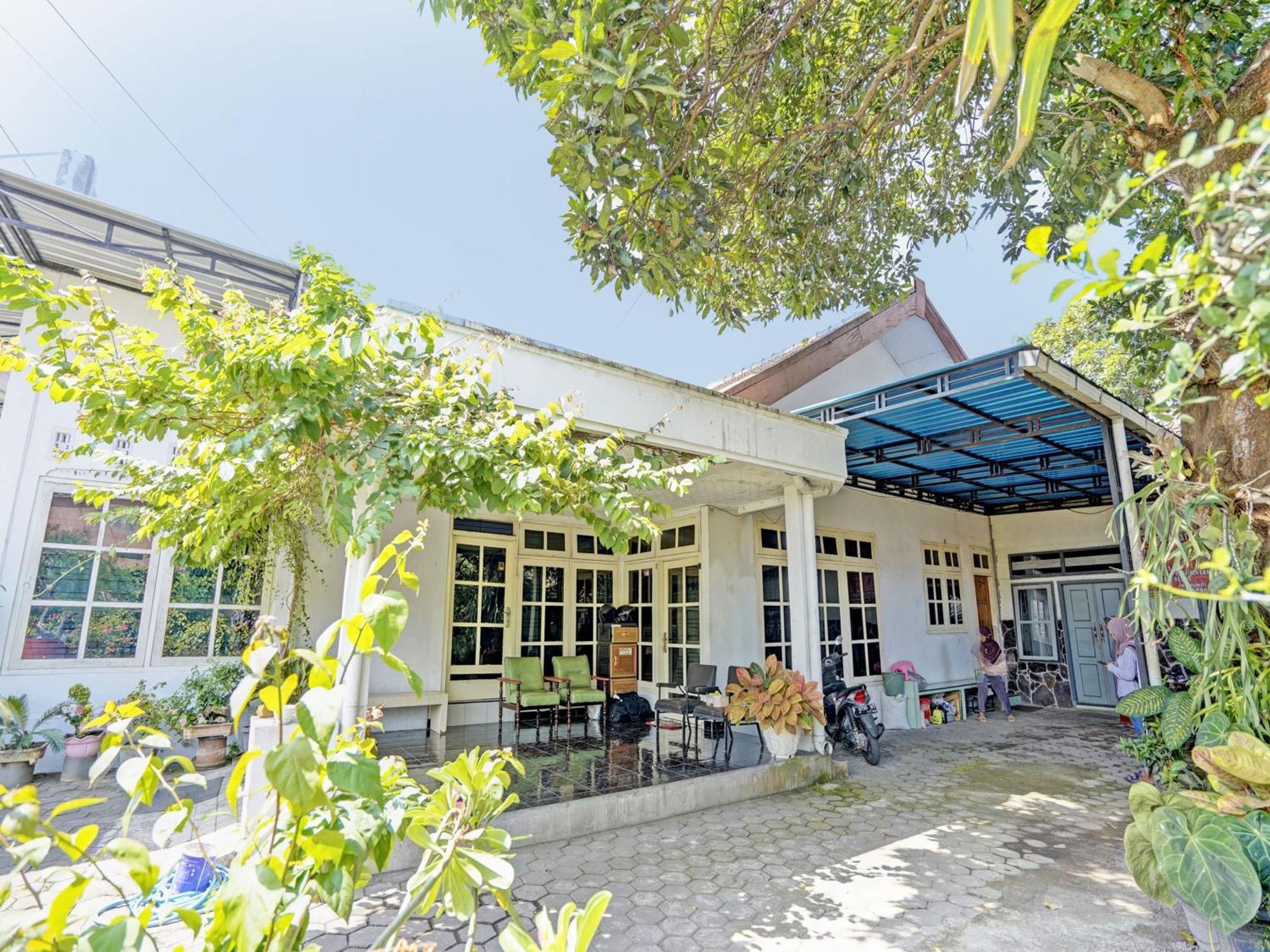 Oyo Life 92937 Kost Putri Sarkara Syariah Hotel Banyuwangi  Exterior photo